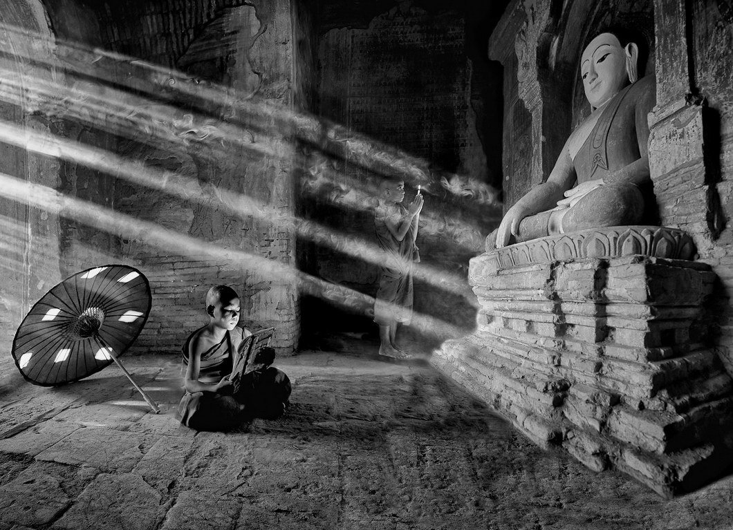 God's Rays. Disappearing cultures. Myanmar's and Chinese spiritual photos by Oliver Klink