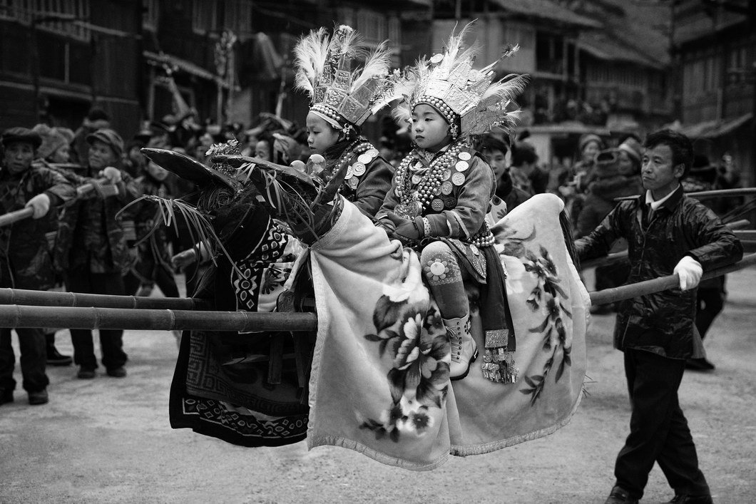 Horse Ride. Disappearing cultures. Myanmar's and Chinese spiritual photos by Oliver Klink