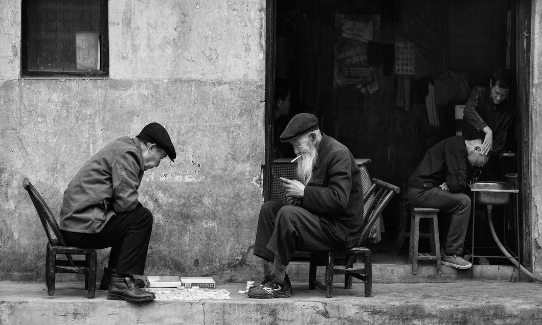 Chinese Checker. Disappearing cultures. Myanmar's and Chinese spiritual photos by Oliver Klink