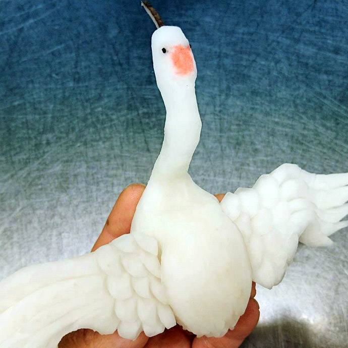 Crane from Daikon. Mukimono 剥き物. Fruit-vegetable carving. Japanese virtuoso Gaku