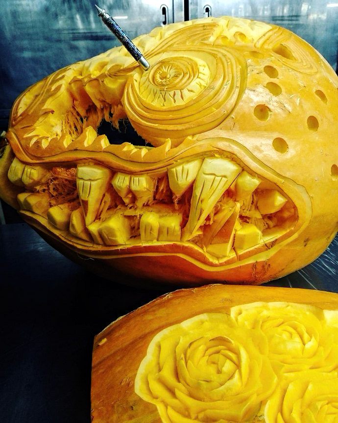 Bovine pumpkin. Mukimono 剥き物. Fruit-vegetable carving. Japanese virtuoso Gaku