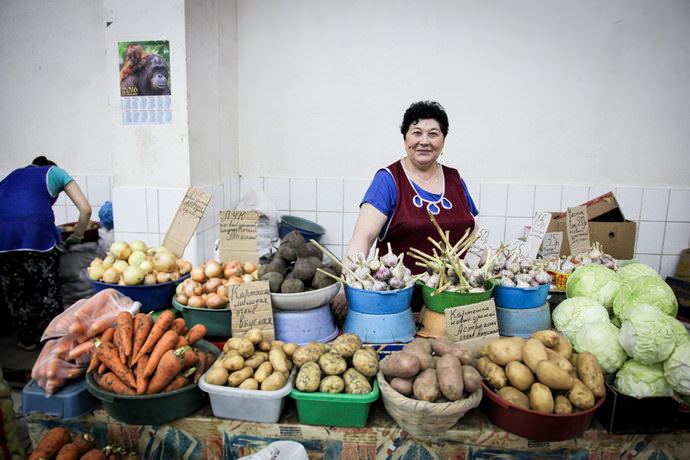 Colorful markets in the former Soviet republics that have not changed in a quarter of a century