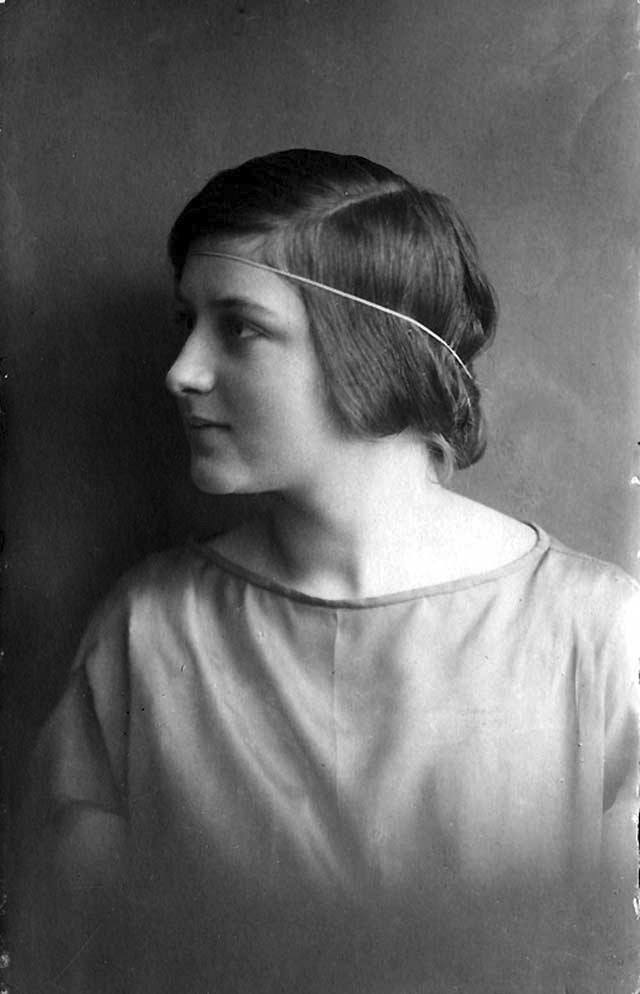 Retro fashion. Women Fashionable Hairstyles from the 1920s